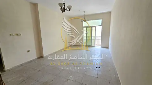 غرفة وصالة للإيجار السنوي في القليعة الشارقة مساحة واسعة وبلكونة كبيرة وتكييف وغاز مركزي