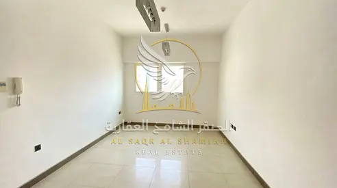شقة غرفة وصالة للايجار السنوي في منطقة السور القاسمية تاني ساكن مساحة واسعة خزائن بالحائط موقع متميز اطلالة مفتوحة
