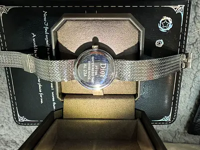 Silver women's dress watch with mesh band and crystal bezel ساعة ديور نسائية من طراز PT750 ب 2000