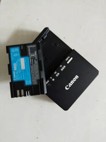 Canon battery charger with LP-E6 style battery - good working condition