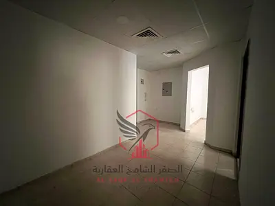 شقة واسعة من غرفة صالة مع بلكون في موقع مميز بالقرب من جميع الخدمات