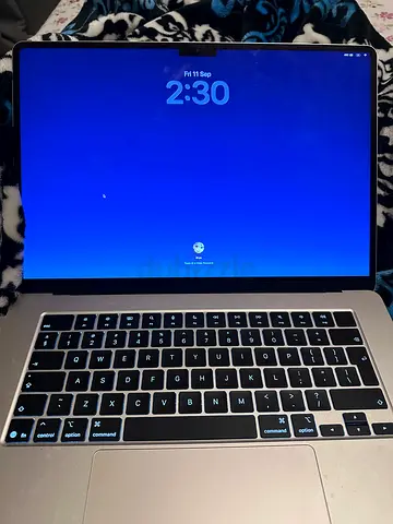MacBook Air M4 15 inch 256gb with box