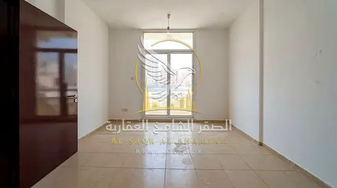 غرفتين وصالة للإيجار السنوي في البوطينة الشارقة مساحة واسعة وبلكونتين وتكييف وغاز مركزي