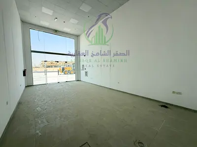 محل للإيجار السنوي في الصجعة بمساحة 500 قدم²، جديد وأول استخدام، واجهة زجاجية وعلى شارع رئيسي، مجهز بالكامل مع الدفع على 4 دفعات.