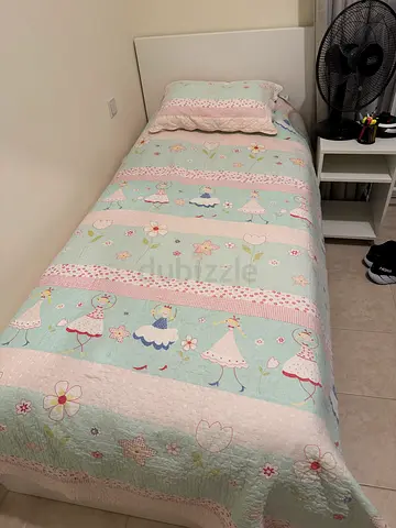 Single bed includşng mattress/crib mattress with floral/children's quilt — gently used