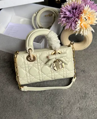 Cream Quilted Leather Handbag with Gold Chain (Like New)