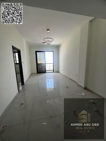 شقة فاخرة غرفة وصالة أول ساكن للايجار السنوي في الروضة 3 بعجمان، غرفة ماستر، 2 حمام، بلكونة بإطلالة مفتوحة، مساحة واسعة وتشطيب حديث بسعر 33 ألف فقط مع