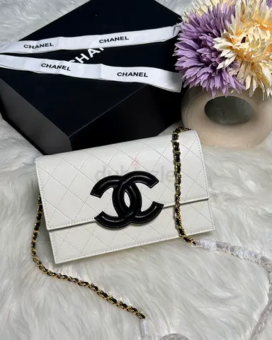 White quilted Chanel-style chain shoulder bag — small crossbody purse