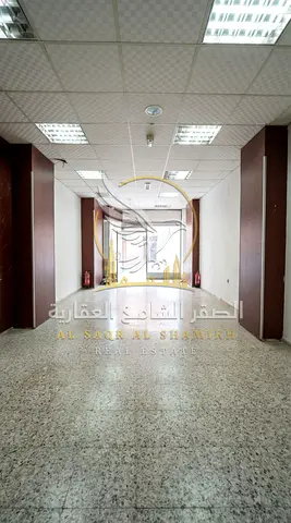 محل للإيجار في المجره الشارقة مساحة واسعة موقع مميز وقريب من طريق حيوي 6 دفعات وتأمين مؤجل