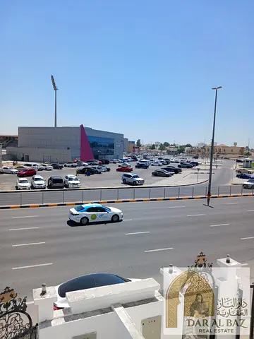 فرصة مميزة للإيجار التجاري في منطقة الصبخة – الشارقة العقار مكون من طابقين، ويضم مجموعة من الغرف الطابق الأرضي يتكون من مجلس، صالة، غرفة ماستر، مطبخ،