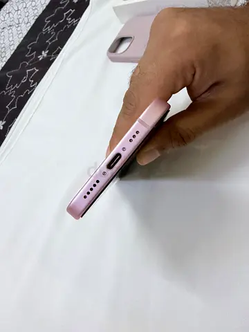 Used pink iPhone 15 good condition, with case and complete box all original never open or repaired.