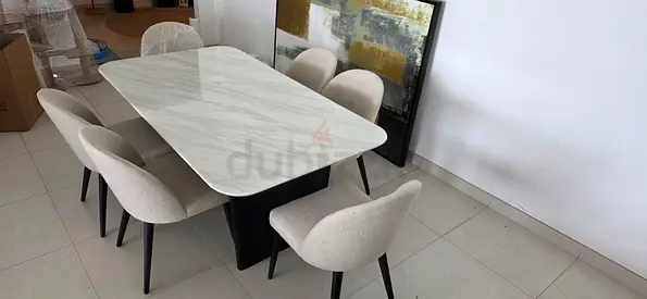 Excellent condition home center dining table with six chaies
