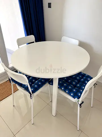 TABLE IKEA - White round dining table with 4 chairs - compact set