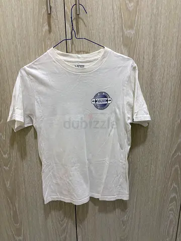 White short-sleeve crew neck casual T-shirt, small graphic on chest - Unisex