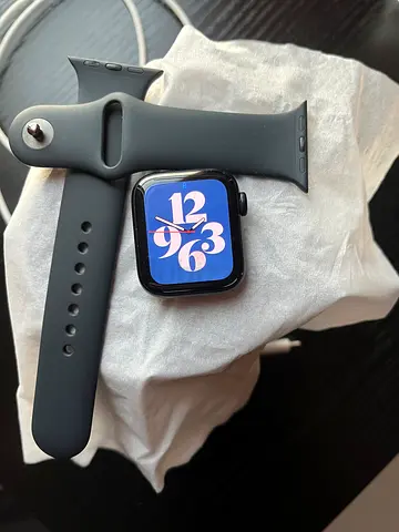 Apple Watch SE (2nd Gen) [GPS 40mm] Smartwatch with Midnight Aluminium Case with Midnight Sport band