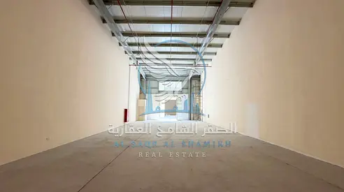 مستودع جديد بالكامل للإيجار في الصجعة، بمساحة 2,175 قدم² وعلى شارع رئيسي، مع إمكانية الدفع على 4 دفعات.