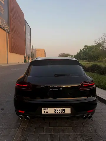 2016 Porsche MACAN photo 2