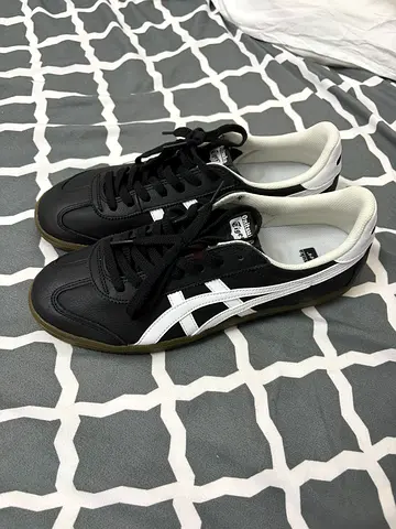 Black and White Onitsuka Tiger tokuten sneakers, size 44.5