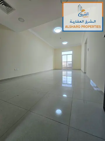 أول ساكن غرفه ماستر 2 حمام خزائن بالحائط بلكونة بإطلالة مفتوحة مساحة كبيرة