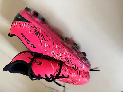 Epimeno football boots in pink and black