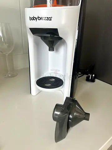 Baby Brezza Formula Pro Dispenser (parts included) - Excellent Condition