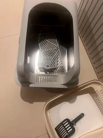 Cat litter box