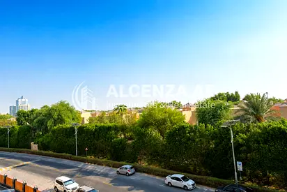 استوديو جولف فيو | شرفة | تشطيبات حديثة