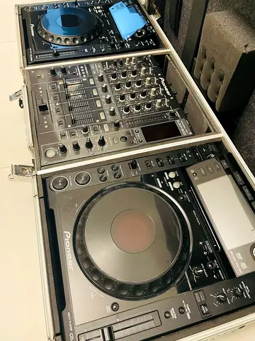 Pioneer CDJ 2000 + DJM 800 DJ Mixer + Case