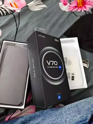 Vivo v70 5g 256gb 12+12 ram 5 month used new condition