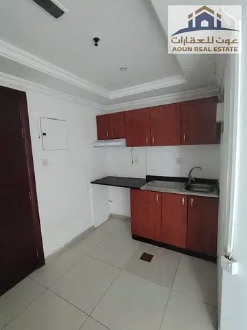 🏠 استوديو واسع للإيجار – التعاون ✨ المواصفات: مساحة واسعة مطبخ منفصل 💰 الإيجار السنوي: 26,000 درهم الدفع على 6 دفعات التأمين: 2,000 درهم الرسوم