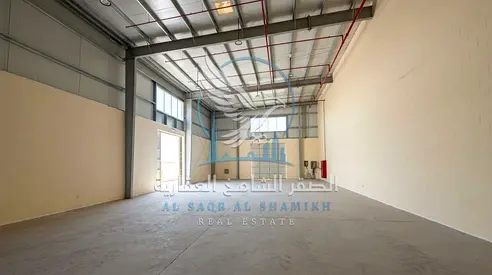 مستودع جديد بالكامل للإيجار في الصجعة، الشارقة، بمساحة 5,400 قدم² وعلى شارع رئيسي، مع إمكانية الدفع على 4 دفعات.