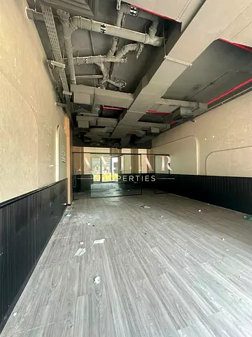 محل تجاري مجهز للإيجار في عزيزي ريفيرا | تصميم واسع | موقع متميز