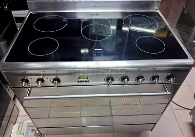Smegbrand cooker electric size 90by60cm 5 burner very good condition and everything