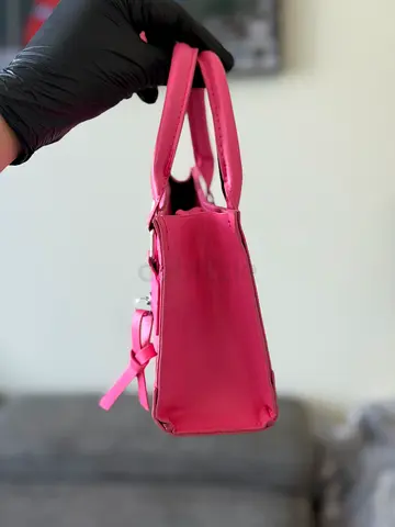 Small pink structured handbag in good condition