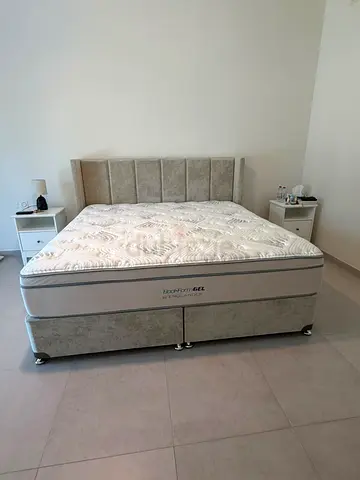 Super king size bed with mattress and upholstered base - 200x200