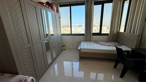 executive single room for female, near alwahda mall. Near bus stop.