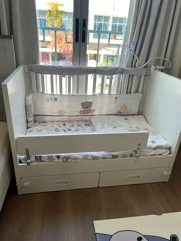 White convertible baby crib with under-drawer storage - good condition
