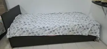 3 EXECUTIVE BEDSPACES IN STUDIO FLAT AVAILABLE FOR RENT-TOTAL 3 BEDS