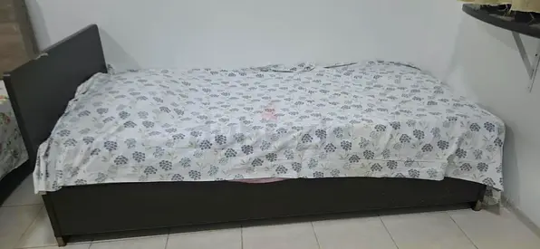 3 EXECUTIVE BEDSPACES IN STUDIO FLAT AVAILABLE FOR RENT-TOTAL 3 BEDS