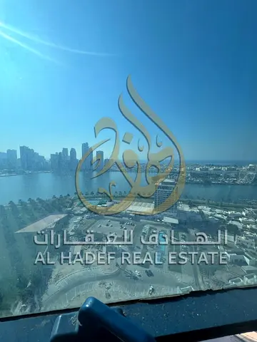 شقة للإيجار في المجاز 1 الشارقة 3 غرف وصالة ماستر وإطلالة بحرية مباشرة | تكييف وتراس وغرفة غسيل وجيم ومسبح وباركنج مجاناً | مرونة بـ 95 ألف و6 دفعات