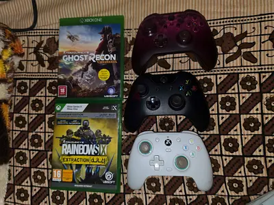 Xbox One controllers (3) + 2 Xbox One games - Ghost Recon & Rainbow Six Extraction