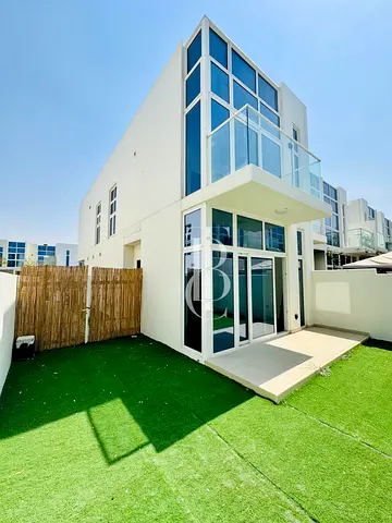 Spacious 3Beds+maid | L-shaped garden | Vacant