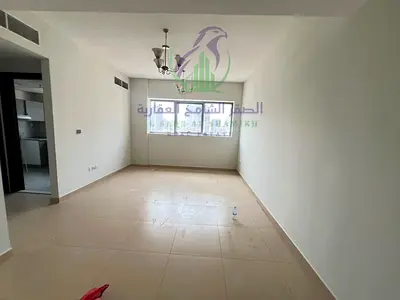 شقة غرفة وصالة للإيجار السنوي في التعاون الشارقة غرفة ماستر خزائن بالحائط حمامان والدفع مرن