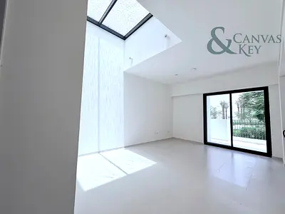 PREMIUM LOCATION I SKYLIGHT I SINGLE ROW I NEW HANDOVER
