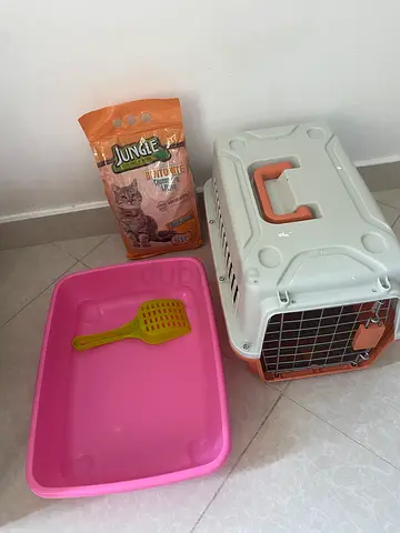 Cat carrier, litter tray, scoop and 5kg cat sand - good condition- new not used