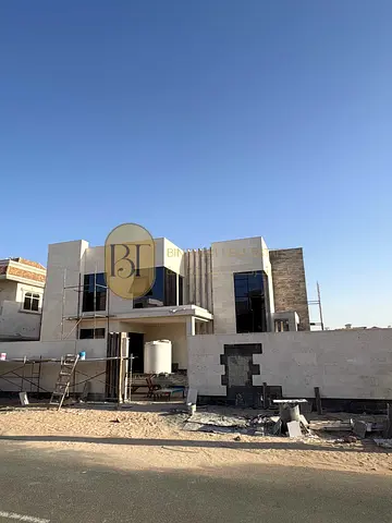 فيلا بتصميم عصري خاص ومساحات بناء واسعة، صُممت بعناية فائقة لتجمع بين الفخامة والعملية.