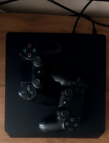 PS4 slim 1tb 2 controllers