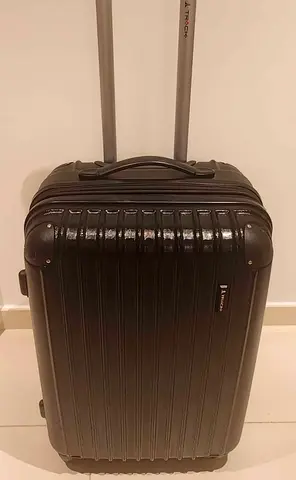 24 Inch Black Polycatbonate high strength-shell medium sized suitcase, wheels and retractable handle