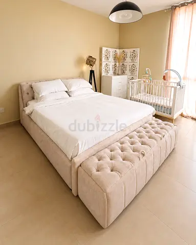 Beige Upholstered Queen Bed with Tufted Bench - Modern Frame