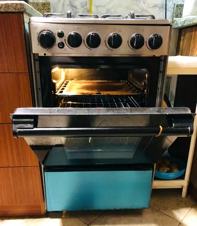 Freestanding gas oven and stovetop with 4 burners - good working condition